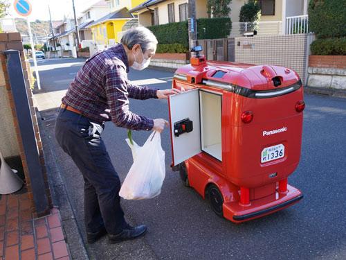 暗証番号で扉を解錠し、商品を受け取り